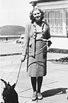 https://upload.wikimedia.org/wikipedia/commons/thumb/0/0f/Eva_Braun_walking_dog.jpg/100px-Eva_Braun_walking_dog.jpg